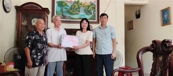 Đảng ủy - HĐND - UBND –UBMTTQ VN phường Thuỷ Nguyên tổ chức các đoàn thăm và tặng quà người có công