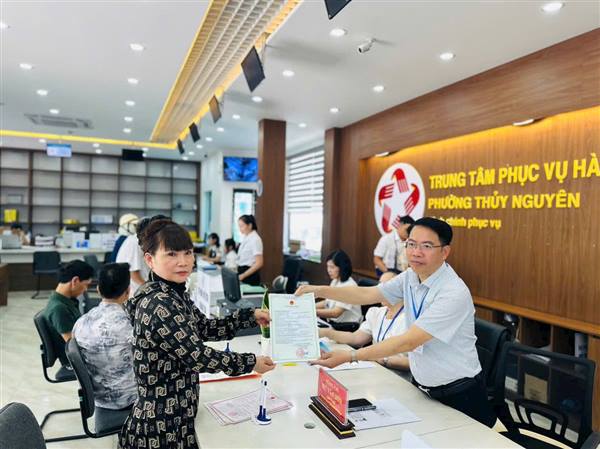 Trung tâm phục vụ hành chính công phường Thuỷ Nguyên sẵn sàng dấn thân, luôn lấy kết quả phục vụ Nhân dân là mục tiêu quan trọng nhất