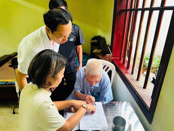 Trung tâm phục vụ hành chính công phường Thủy Nguyên hỗ trợ thủ tục hành chính tại nhà cho người cao tuổi, người có công người có sức khỏe yếu 