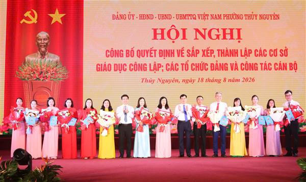 Sáng 18/8, Đảng ủy - HĐND - UBND - Ủy ban MTTQ Việt Nam phường Thủy Nguyên tổ chức Hội nghị công bố các quyết định về sắp xếp, thành lập cơ sở giáo dục công lập, tổ chức đảng và công tác cán bộ