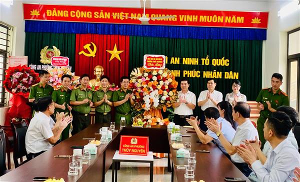 Lãnh đạo Đảng ủy, HĐND, UBND, Ủy ban MTTQ Việt Nam phường Thủy Nguyên thăm, chúc mừng Công an phường Thủy Nguyên