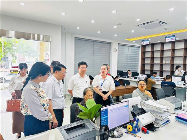 Lãnh đạo phường Thủy Nguyên đến thăm, kiểm tra hoạt động tại Trung tâm phục vụ hành chính công phường Thủy Nguyên
