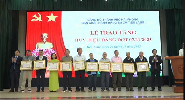 Đảng bộ xã Tiên Lãng tổ chức Lễ trao tặng huy hiệu đảng đợt 07/11