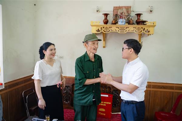 Lãnh đạo xã Tiên Lãng thăm, tặng quà người có công, gia đình chính sách