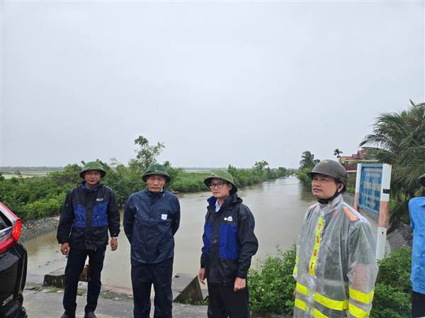 Bí thư Đảng ủy, Chủ tịch HĐND xã Tiên Lãng đã trực tiếp đi kiểm tra công tác phòng, chống bão số 3 tại một số vị trí đê, cống trọng yếu