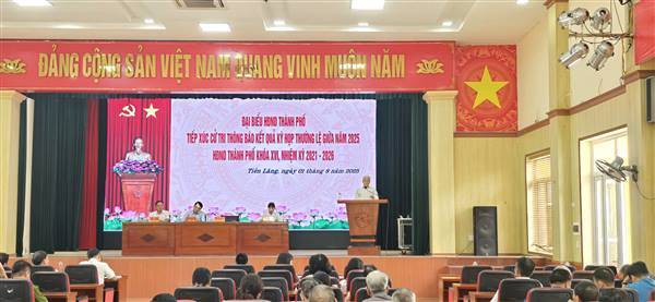 Đồng chí Nguyễn Đình Chuyến, Ủy viên Ban Thường vụ Thành ủy, Trưởng Ban Nội chính Thành ủy cùng Tổ đại biểu HĐND thành phố số 10 tiếp xúc cử tri sau Kỳ họp thứ 29 HĐND thành phố