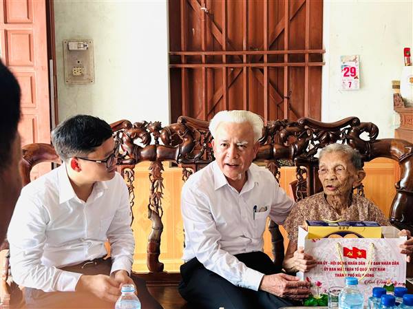 Đồng chí Nguyễn Đình Chuyến - Ủy viên Ban Thường vụ Thành ủy, Trưởng ban Nội chính Thành ủy thăm, tặng quà Bà mẹ Việt Nam anh hùng trên địa bàn xã Tiên Lãng