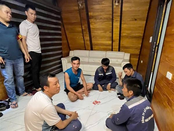 Công an xã Tiên Lãng bắt quả tang nhóm đối tượng đánh bạc tại nhà nghỉ