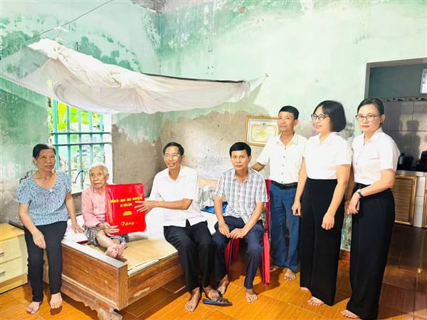 XÃ TIÊN LÃNG THĂM, TẶNG QUÀ NGƯỜI CAO TUỔI NHÂN THÁNG HÀNH ĐỘNG VÌ NGƯỜI CAO TUỔI NĂM 2026