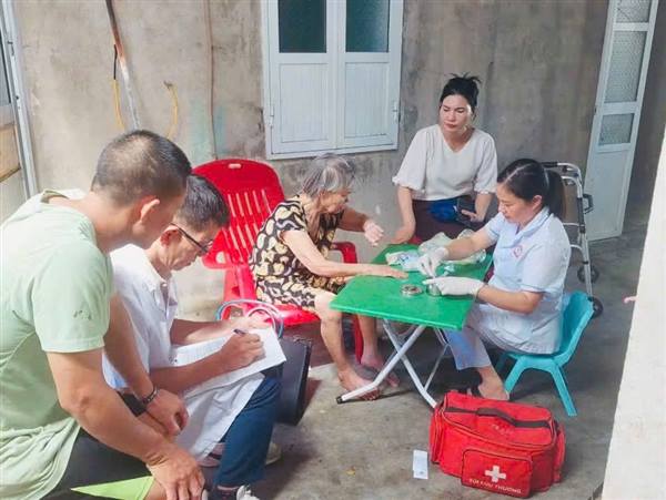 XÃ TIÊN LÃNG QUAN TÂM CHĂM SÓC SỨC KHỎE NGƯỜI DÂN CÓ HOÀN CẢNH KHÓ KHĂN