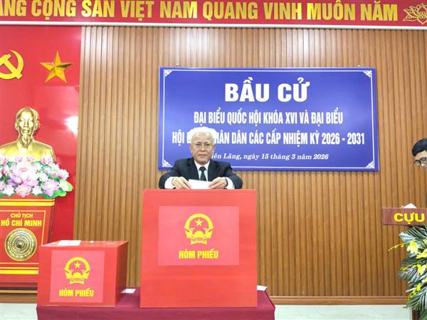 ĐỒNG CHÍ NGUYỄN ĐÌNH CHUYẾN – TRƯỞNG BAN NỘI CHÍNH THÀNH ỦY DỰ VÀ BỎ PHIẾU TẠI ĐIỂM BỎ PHIẾU XÃ TIÊN LÃNG