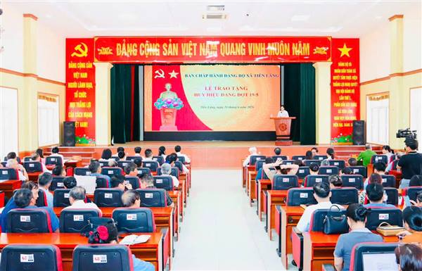 ĐẢNG ỦY XÃ TIÊN LÃNG TRAO TẶNG HUY HIỆU ĐẢNG ĐỢT 19/5 VÀ SƠ KẾT CÔNG TÁC 6 THÁNG ĐẦU NĂM, TRIỂN KHAI NHIỆM VỤ 6 THÁNG CUỐI NĂM 2026 