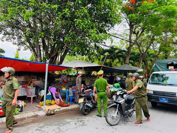 UBND XÃ TIÊN LÃNG TỔ CHỨC ĐỢT CAO ĐIỂM TUYÊN TRUYỀN, KIỂM TRA VÀ XỬ LÝ VI PHẠM TRẬT TỰ ĐÔ THỊ, TRẬT TỰ CÔNG CỘNG VÀ AN TOÀN GIAO THÔNG TRÊN ĐỊA BÀN 
