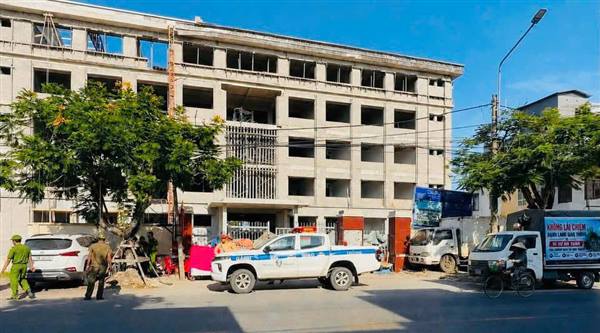 CÔNG AN XÃ TIÊN LÃNG RA QUÂN XỬ LÝ CÁC TRƯỜNG HỢP VI PHẠM TRẬT TỰ ĐÔ THỊ, AN TOÀN GIAO THÔNG