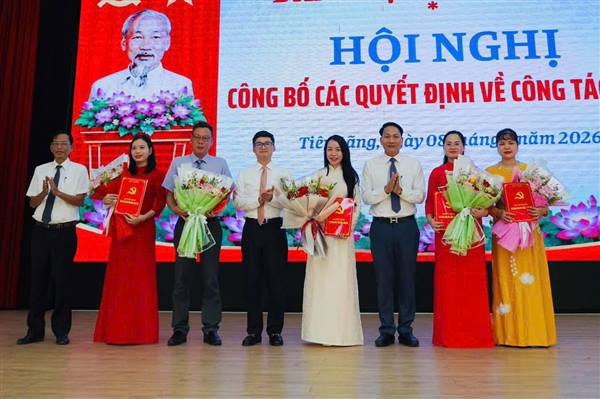 HỘI NGHỊ CÔNG BỐ CÁC QUYẾT ĐỊNH VỀ CÔNG TÁC CÁN BỘ