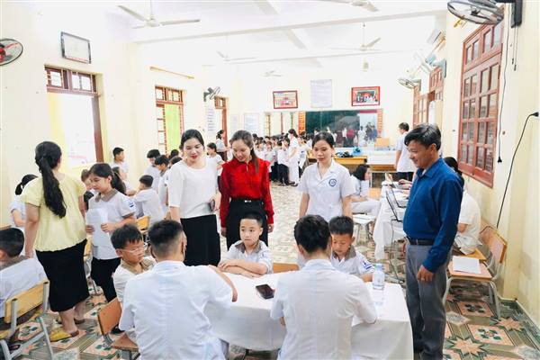 LÃNH ĐẠO XÃ TIÊN LÃNG GIÁM SÁT CÔNG TÁC KHÁM SỨC KHỎE ĐẦU NĂM HỌC CHO HỌC SINH