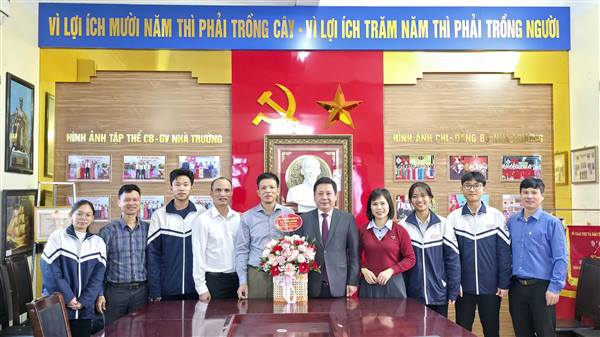 Xã Tiên Minh thành lập 5 đoàn thăm, tặng quà các trường học và Nhà giáo Ưu tú trên địa bàn