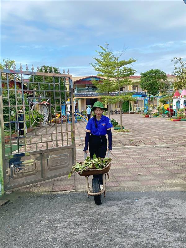 Sinh viên tình nguyện Trường Đại học Hải Phòng hỗ trợ Trường Mầm non Tiên Thắng dọn dẹp, khắc phục hậu quả sau bão số 3