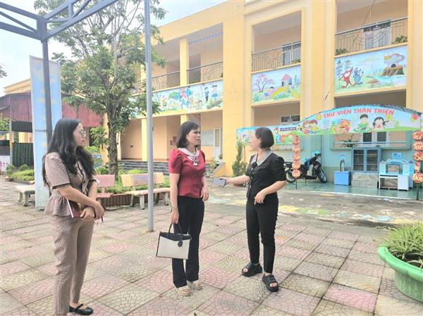 Phó Chủ tịch Thường trực UBND xã Phạm Thị Xuân kiểm tra công tác phòng, chống bão tại các trường học và trạm y tế xã Tiên Minh
