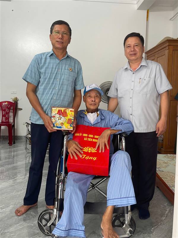 Xã Tiên Minh tổ chức các Đoàn thăm, tặng quà người có công, thân nhân có công với cách mạng nhân Kỷ niệm 78 năm Ngày Thương binh – Liệt sĩ (27/7)