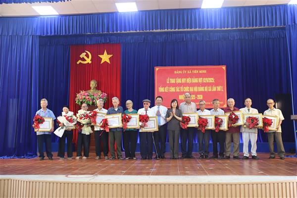 Đảng bộ xã Tiên Minh trao tặng huy hiệu Đảng đợt 2/9 và tổng kết công tác tổ chức Đại hội Đảng bộ xã lần thứ I, nhiệm kỳ 2025 – 2030