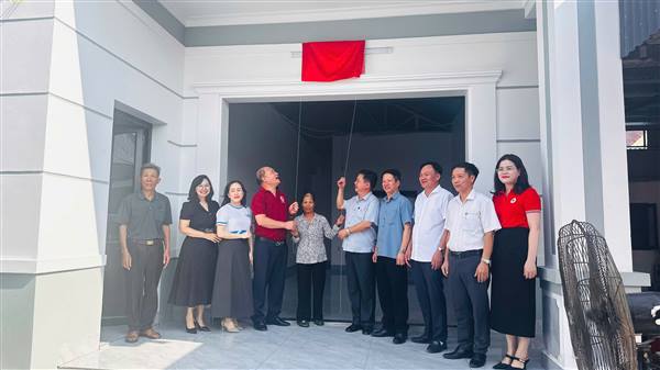 TIÊN MINH: KHÁNH THÀNH NHÀ CHỮ THẬP ĐỎ, LAN TỎA YÊU THƯƠNG ĐẾN GIA ĐÌNH KHÓ KHĂN
