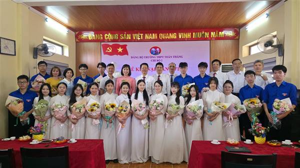 Các chi bộ trực thuộc Đảng bộ Trường THPT Toàn Thắng tổ chức Lễ kết nạp Đảng 