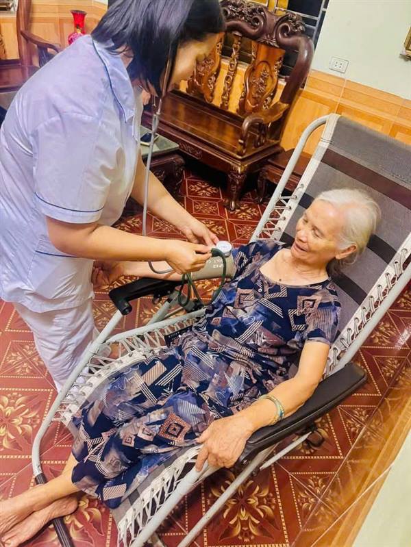 Trạm y tế xã Tiên Minh triển khai sàng lọc các bệnh mãn tính không lây ngay tại hộ gia đình