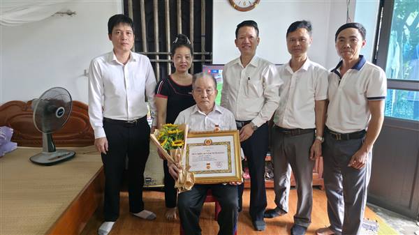 Đảng ủy xã Tiên Minh trao Huy hiệu Đảng tận nhà cho đảng viên cao tuổi, sức khỏe yếu