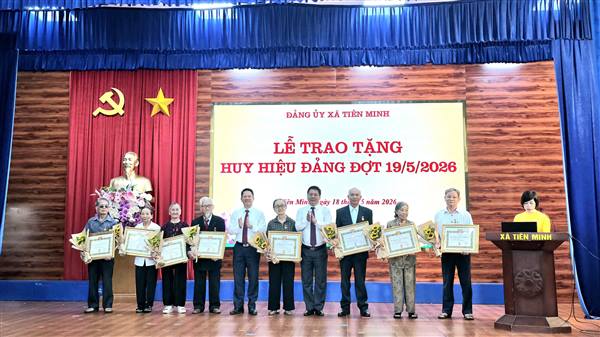 Đảng uỷ xã Tiên Minh tổ chức Lễ trao tặng Huy hiệu Đảng đợt 19/5/2026 