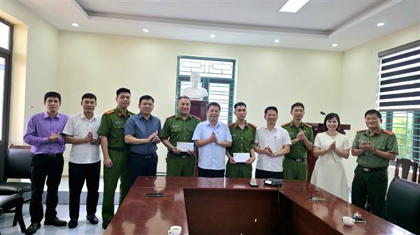 BTV Đảng ủy xã Tiên Minh trao thưởng đột xuất cho Công an xã đã có thành tích xuất sắc trong đấu tranh phòng, chống tội phạm