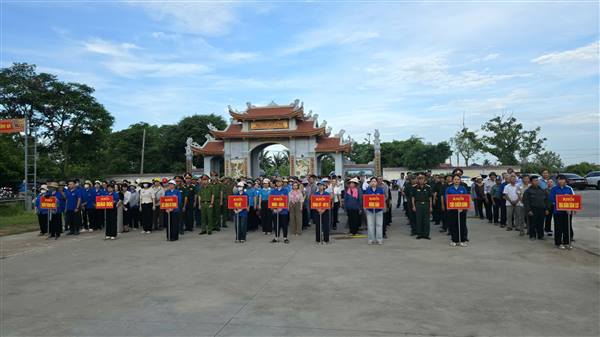 Xã Tiên Minh ra quân hưởng ứng phong trào toàn dân chung tay bảo vệ môi trường vì một Hải Phòng xanh - sạch - đẹp