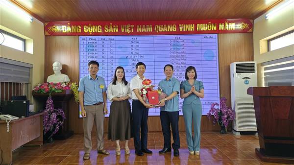 Lãnh đạo xã Tiên Minh kiểm tra, động viên hội đồng coi thi tại trường THPT Toàn Thắng
