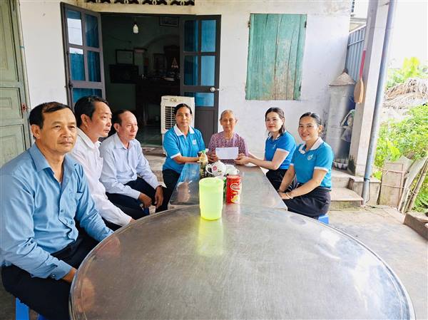 Hội LHPN xã Tiên Minh trao 32 suất quà tri ân gia đình chính sách