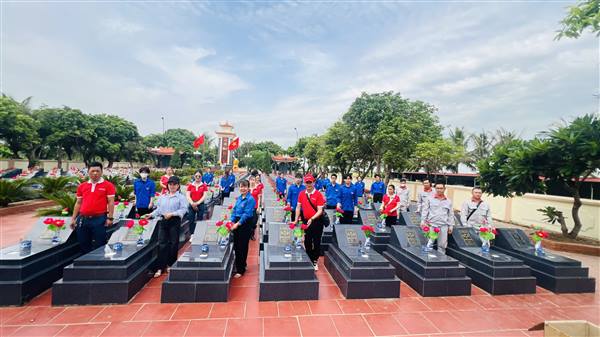 Xã Tiên Minh phối hợp cùng Viettel khu vực Tiên Lãng tổ chức chương trình "Hoa dâng mộ liệt sĩ" tri ân các anh hùng liệt sĩ tại nghĩa trang Quang Phục