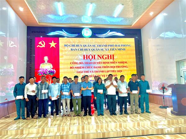 Ban CHQS xã Tiên Minh công bố các quyết định về tổ chức lực lượng dân quân tự vệ tại chỗ năm 2026
