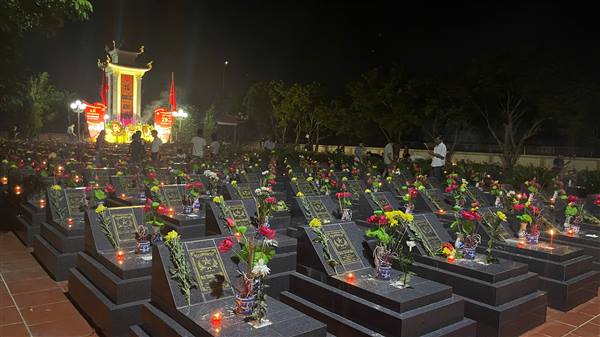Hàng nghìn ngọn nến tri ân rực sáng tại 4 nghĩa trang liệt sĩ xã Tiên Minh
