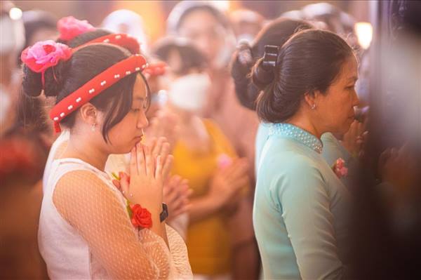 Vì sao có nghi thức bông hồng cài áo trong lễ Vu lan?