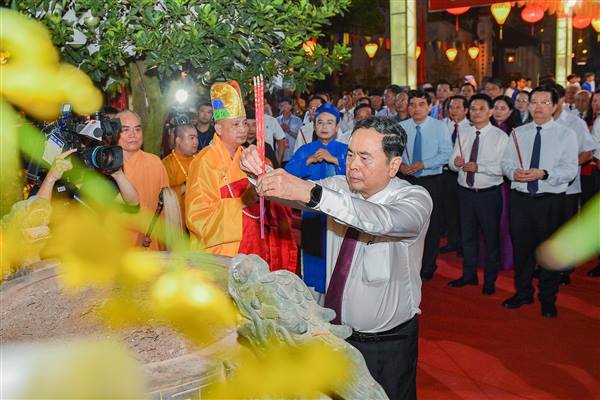 Lễ tưởng niệm 725 năm ngày mất của Anh hùng dân tộc Trần Hưng Đạo và Khai hội mùa Thu Côn Sơn - Kiếp Bạc năm 2025, tổ chức tối 12/10 tại Khu Di sản thế giới Kiếp Bạc, đã vinh dự được đón Chủ tịch Quốc hội Trần Thanh Mẫn về dự.