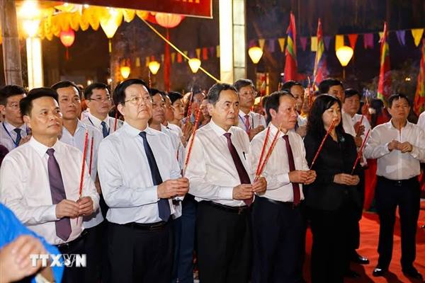  Chủ tịch Quốc hội Trần Thanh Mẫn đã dự Lễ tưởng niệm 725 năm Ngày mất của Anh hùng dân tộc Trần Hưng Đạo và khởi trống khai hội Lễ hội mùa Thu Côn Sơn - Kiếp Bạc năm 2025.
Cùng dự buổi lễ có Phó Thủ tướng Chính phủ Mai Văn Chính.
