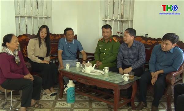 BAN ATGT PHƯỜNG TRẦN HƯNG ĐẠO THĂM HỎI, TẶNG QUÀ NẠN NHÂN TAI NẠN GIAO THÔNG.