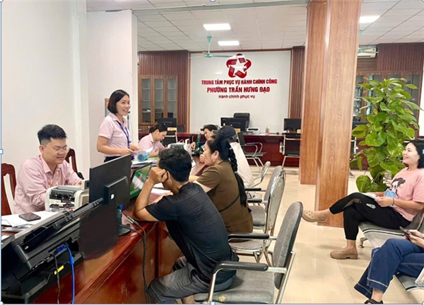 "Phục vụ tại nhà, giải ngân tại xã" - là tiêu chí đầu tiên của điểm giao dịch Trần Hưng Đạo sau khi sáp nhập
