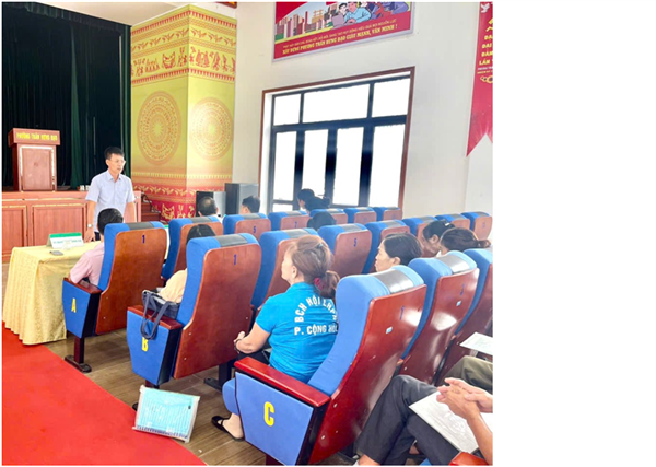 Đồng chí Nguyễn Văn Hà - Phó Bí thư Đảng uỷ - Chủ tịch UBND phường Trần Hưng Đạo kiểm tra và dự họp giao ban tại điểm giao dịch Trần Hưng Đạo