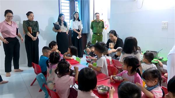 Phường Trần Hưng Đạo kiểm tra đột xuất an toàn thực phẩm tại bếp ăn trường học.