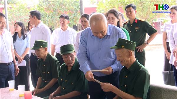 Đ/c Đỗ Thành Trung Phó bí thư thành ủy- Chủ tịch UBND TP Hải Phòng thăm tặng quà của Tổng bí thư- Chủ tịch nước cho người có công.