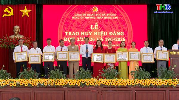 Đảng bộ phường Trần Hưng Đạo trao huy hiệu Đảng cho Đảng viên