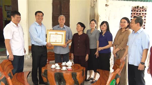 Đ/c Nguyễn Minh Thắng Bí thư Đảng ủy- Chủ tịch HĐND Phường Trần Hưng Đạo trao Huy hiệu Đảng tại nhà cho đảng viên cao tuổi.
