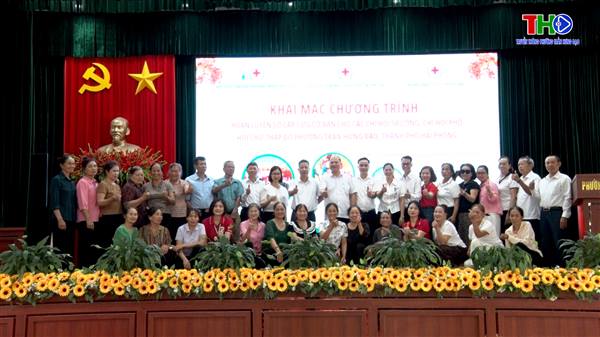 Hơn 30 cán bộ, hội viên chữ thập đỏ trên địa bàn phường Trần Hưng Đạo được tập huấn kỹ năng sơ cấp cứu