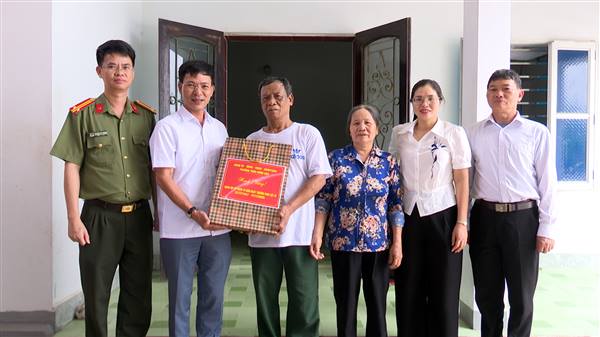 Đ/c Nguyễn Văn Hà Phó bí thư Đảng ủy- Chủ tịch UBND phường thăm tặng quà các gia đình chính sách nhân kỷ niệm 79 năm ngày thương binh liệt sĩ.