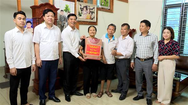 Đ/c Nguyễn Minh Thắng Bí thư Đảng ủy- Chủ tịch HĐND phường Trần Hưng Đạo thăm, tặng quà gia đình chính sách, người có công trên địa bàn phường.